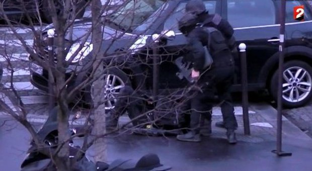 Parigi, poliziotta investita da un'auto davanti all'Eliseo: "Gesto volontario"