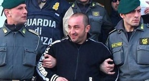 Bari, arrestato il fratellastro di Cassano: gli abitanti scendono in strada per farlo fuggire