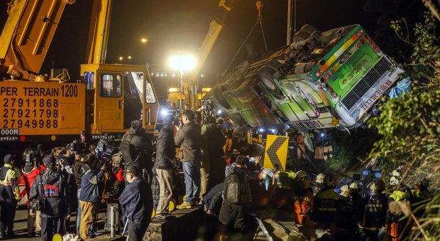 Taiwan, autobus carico di turisti si ribalta dopo una curva: almeno 28 morti. Persone incastrate nelle lamiere