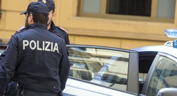Roma, arrestato per spaccio danneggia gli arredi del commissariato