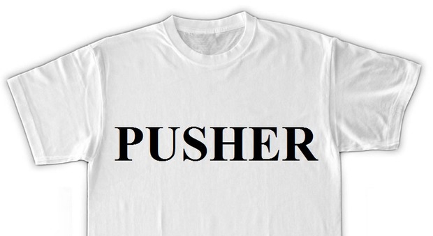 Va in giro per strada con la maglietta "pusher": i carabinieri lo fermano e trovano mezzo chilo di droga
