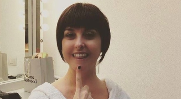Nadia Toffa e il post con la parrucca mora: «Oggi è giorno di cure... Teniamoci allegri»