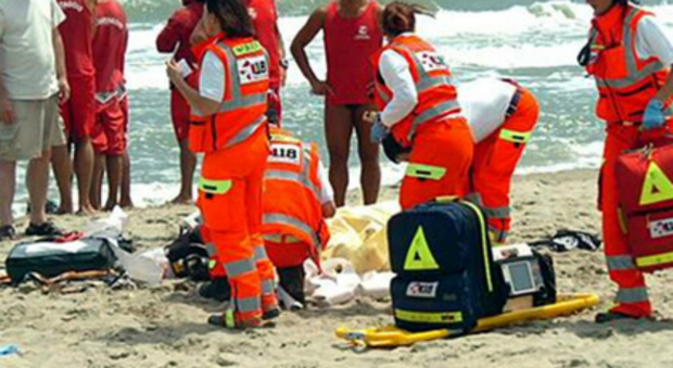 Si tuffa a riva a Viareggio e si frattura le vertebre cervicali: 26enne gravissimo