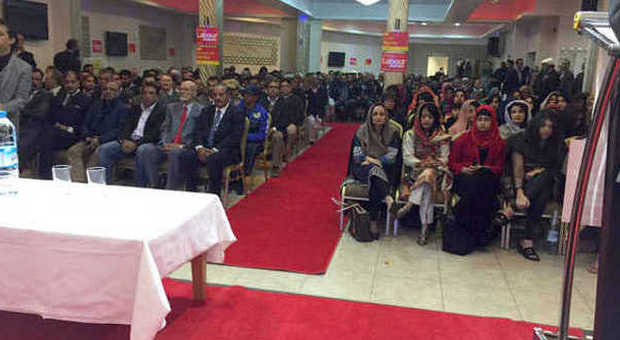 Donne e uomini musulmani separati durante il comizio dei laburisti: polemica sul partito di Ed Miliband