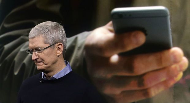 Apple, calano vendite dell'iPhone: gli utili scendono del 22%, è la prima volta dal 2003