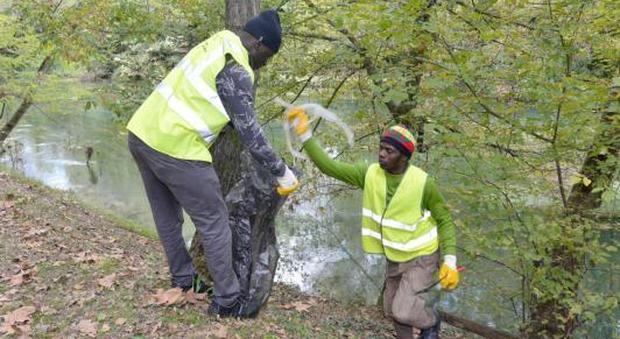 Sile pulito, via le immondizie dal fiume: coi volontari anche i profughi
