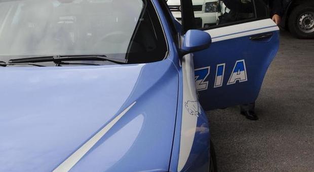 Rompe i tergicristalli di un'auto ma è della polizia: 26enne nei guai
