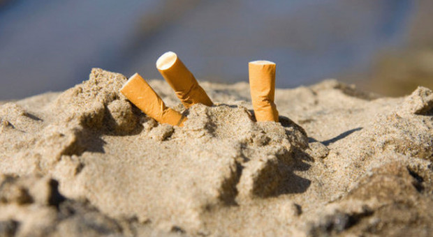Guerra alle cicche, da oggi è vietato fumare in spiaggia