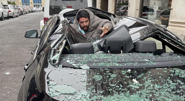 Un uomo precipita dal nono piano su una BMW e sopravvive