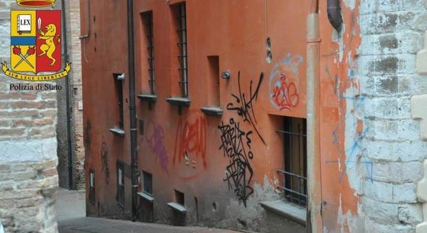 Urbino, imbrattavano muri e auto in centro: fratello e sorella denunciati