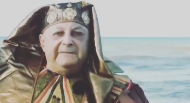 Isola dei Famosi, le profezie del Divino Otelma dopo la spinta della Cipriani: il video è virale