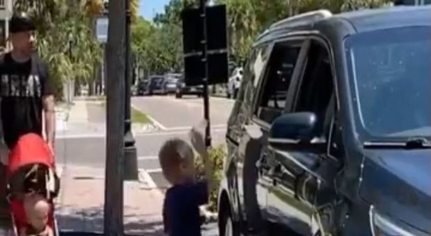 Getta la bottiglietta dal finestrino dell'auto, un bambino gliela rilancia: il video è virale