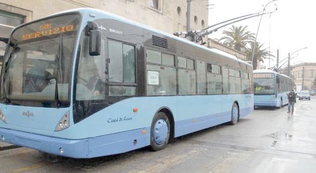 Nuovi, ma fermi in deposito da 7 anni: Bari "regala" tre filobus a Lecce
