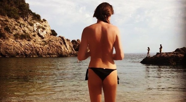 Alba Parietti, topless e fisico da urlo nelle foto su Instagram: show a 57 anni
