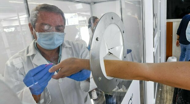 Coronavirus a Napoli, caccia a 24 positivi: hanno dato telefoni falsi