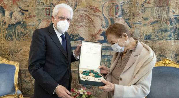 Edith Bruck riceve dal presidente della Repubblica l'onorificenza di Cavaliere di Gran Croce dell'Ordine al Merito della Repubblica Italiana