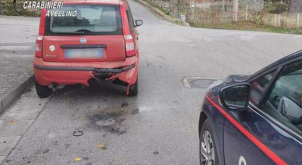 Petardi sotto l'auto di una 40enne, incendio domato dai carabinieri