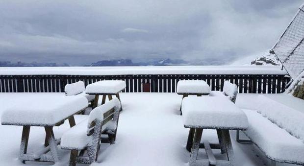 Sorpresa a Cortina: al rifugio cadono venti centimetri di neve