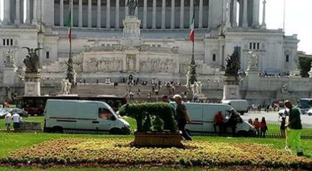 Roma, a piazza Venezia una lupa capitolina di ligustro su un tappeto di fiori giallorossi