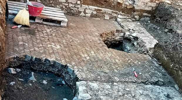 Fano, piazza Costa non smette di stupire: dopo l'abbraccio, gli scavi restituiscono pavimento e mosaico