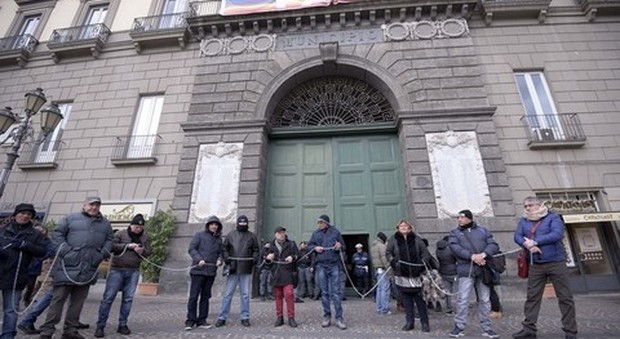Abbassamento stipendio, protesta dei lavoratori di Napoli sociale a Palazzo San Giacomo