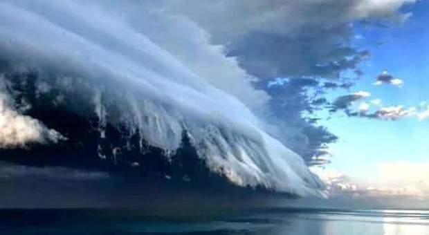 Nuvola come un'onda gigante, la natura dà spettacolo a Pescara