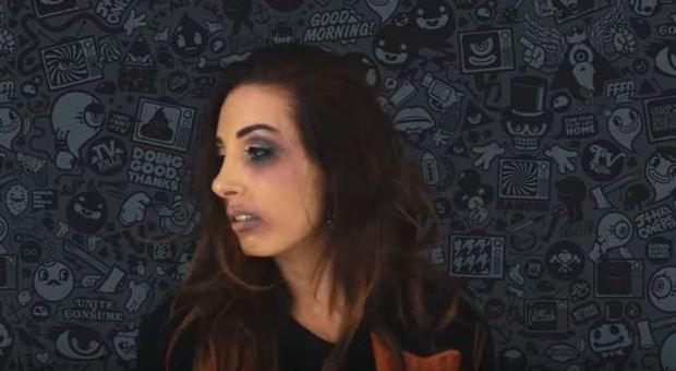 Un frame del videoclip Bruna