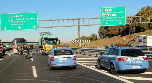 Scontro tra due auto e un tir sulla A1: un morto, chiusa l'autostrada tra Gra e Torrenova