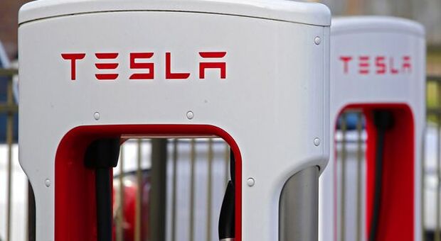 Germania, Tesla rinuncia a 1,1 miliardi di euro di sussidi per fabbrica batterie