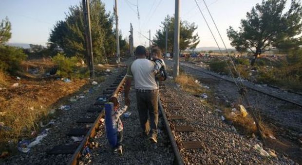 Immigrazione, la Macedonia si arrende: ​"La frontiera è aperta"