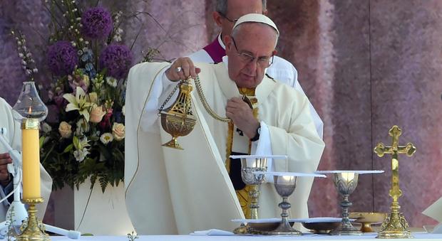 Terremoto: Papa Francesco invita a pregare per le vittime e i familiari «Bisogna restare uniti»