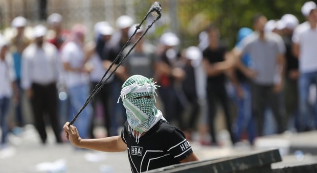 Gerusalemme, scontri per l'accesso alla Spianata delle moschee: uccisi 3 palestinesi. Tre coloni israeliani accoltellati a morte