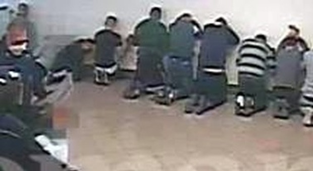 Violenza nel carcere di Santa Maria, revoca obbligo di dimora per agente