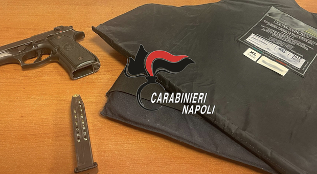 La pistola e il giubbotto antiproiettile sequestrati dai carabinieri