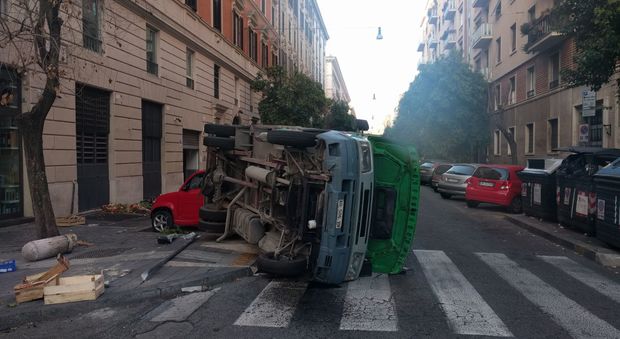 Roma, incidente in via dei Gracchi: si ribalta furgone