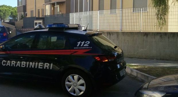 L'auto dei carabinieri in via Raffaello (foto Max Frigione)