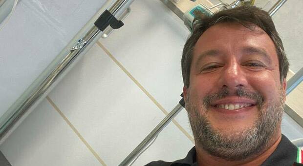 Matteo Salvini sul palco: «Ho la febbre, il medico mi ha detto di andare a casa». Ma gira il Lazio per i comizi