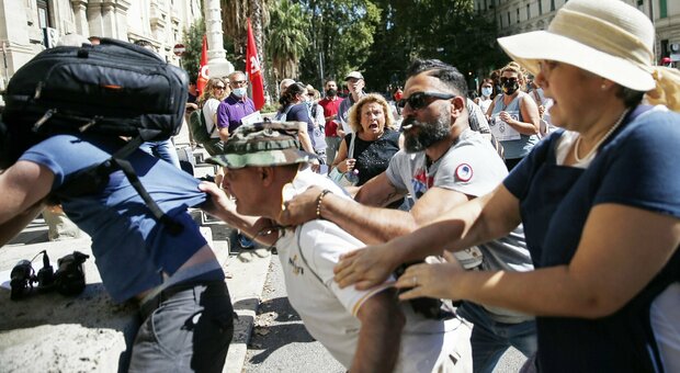 Aggressione a un giornalista a Roma