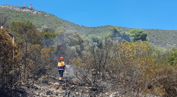Circeo, vegetazione in fiamme a Quarto Caldo: intervento di un elicottero sul Promontorio