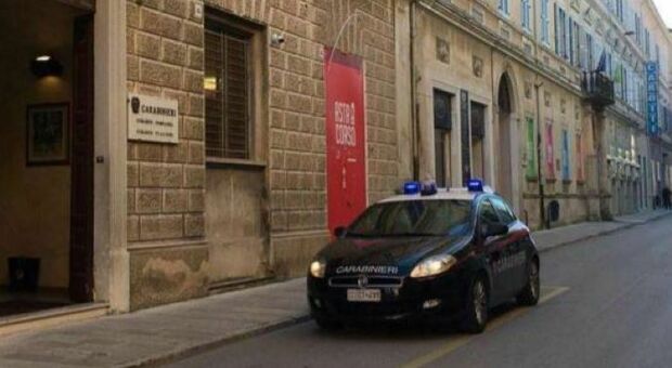 Minaccia i vicini con un coltello e ferisce un carabiniere: 48enne in manette