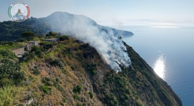 Incendio a Ischia sul Monte Cotto di Barano