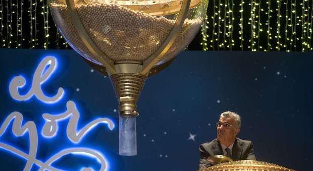La fortuna bacia i comunisti: sezione del partito spagnolo vince 56 milioni alla lotteria di Natale