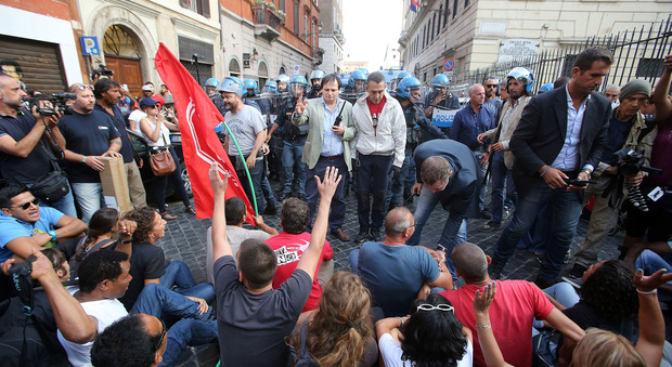 Roma, tensione in centro per gli sgomberi: 22 manifestanti denunciati