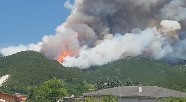 L'Aquila, incendio nella pineta di Arischia: chiusa la statale 80, in arrivo mezzi aerei