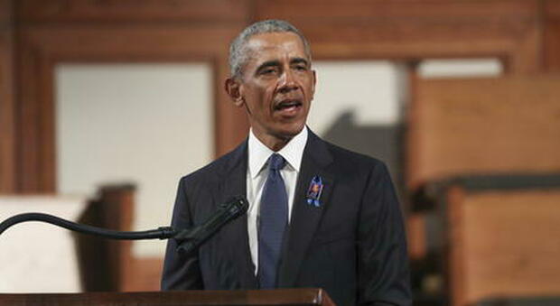 Barack Obama compie 60 anni: scoppia la polemica per il mega party da 700 persone in piena emergenza covid