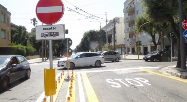Lecce, rider multata 70 volte per il divieto di svolta su viale Gallipoli