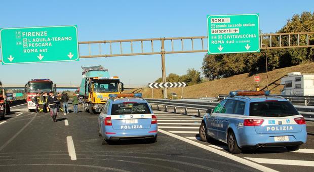 Roma, scontro tra due auto e un tir sull'A1: un morto, chiuso allacciamento con Gra e Torrenova