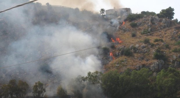 Palermo accerchiata dagli incendi: evacuate 80 persone. Forestale: «Roghi dolosi»