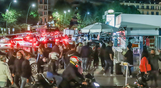 Movida a Napoli, sabato notte di follia: traffico in tilt fino alle 4 sul lungomare