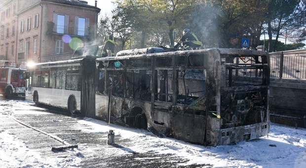 Bus a fuoco, esplosioni e paura. Tutti in salvo grazie all’autista, a bordo studenti delle scuole superiori